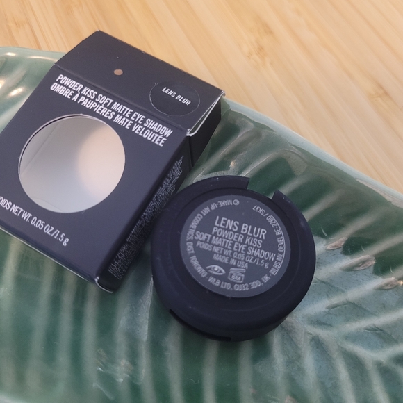 Mac cosmetics POWDER KISS SOFT MATTE EYESHADOW in lens blur - Picture 7 of 8